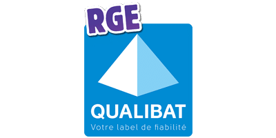 RGE QUALIBAT : Label de certification et fiabilité. Logo de certification QUALIBAT RGE, un label bleu et blanc affichant une pyramide. Slogan: Votre label de fiabilité.